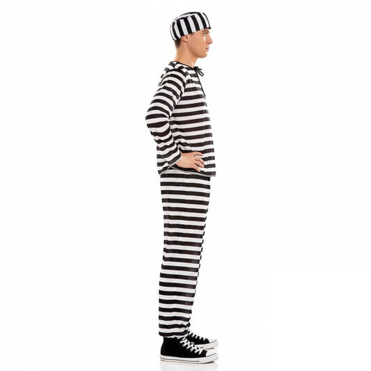 En man sedd från sidan, iklädd en klassisk svartvit randig fångdräkt för herr.