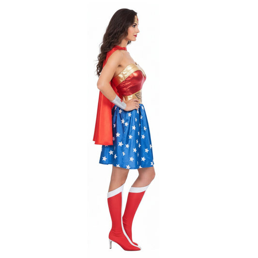 En kvinna poserar i profilvy med händerna på höfterna i en komplett, Ikonisk Wonder Woman Maskeraddräkt med klänning, cape, diadem och armskydd.