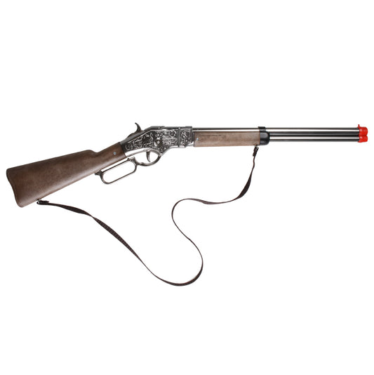 Ett långt westerngevär med metallkomponenter och träfärgad kolv, med en axelrem, presenterat horisontellt mot en vit bakgrund.