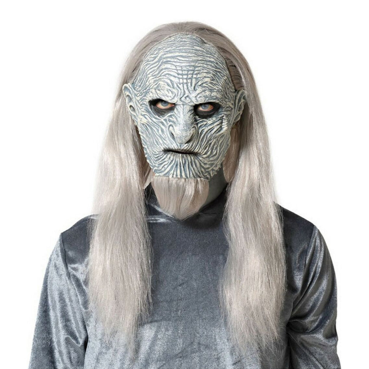 En person bär en isig zombie halloweenmask med rynkigt ansikte och långt vitt hår – perfekt till skräcktema och kyliga maskerader.