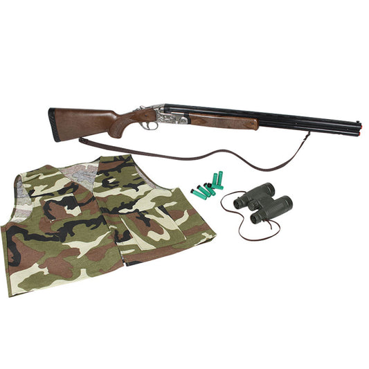 Ett leksaksgevär av hagelgevärstyp, en kamouflageväst, en kikare och gröna knallpulverpatroner ligger utspridda på en vit bakgrund.