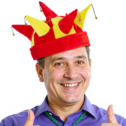 Leende man bär en jesterhatt i rött och gult med bjällror i varje spets.