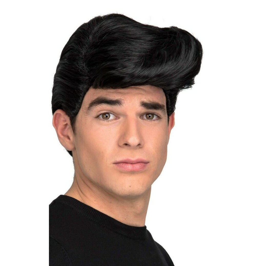 Man med svart korthårig Elvis Presley-peruk, stylad i klassisk pompadour-stil.