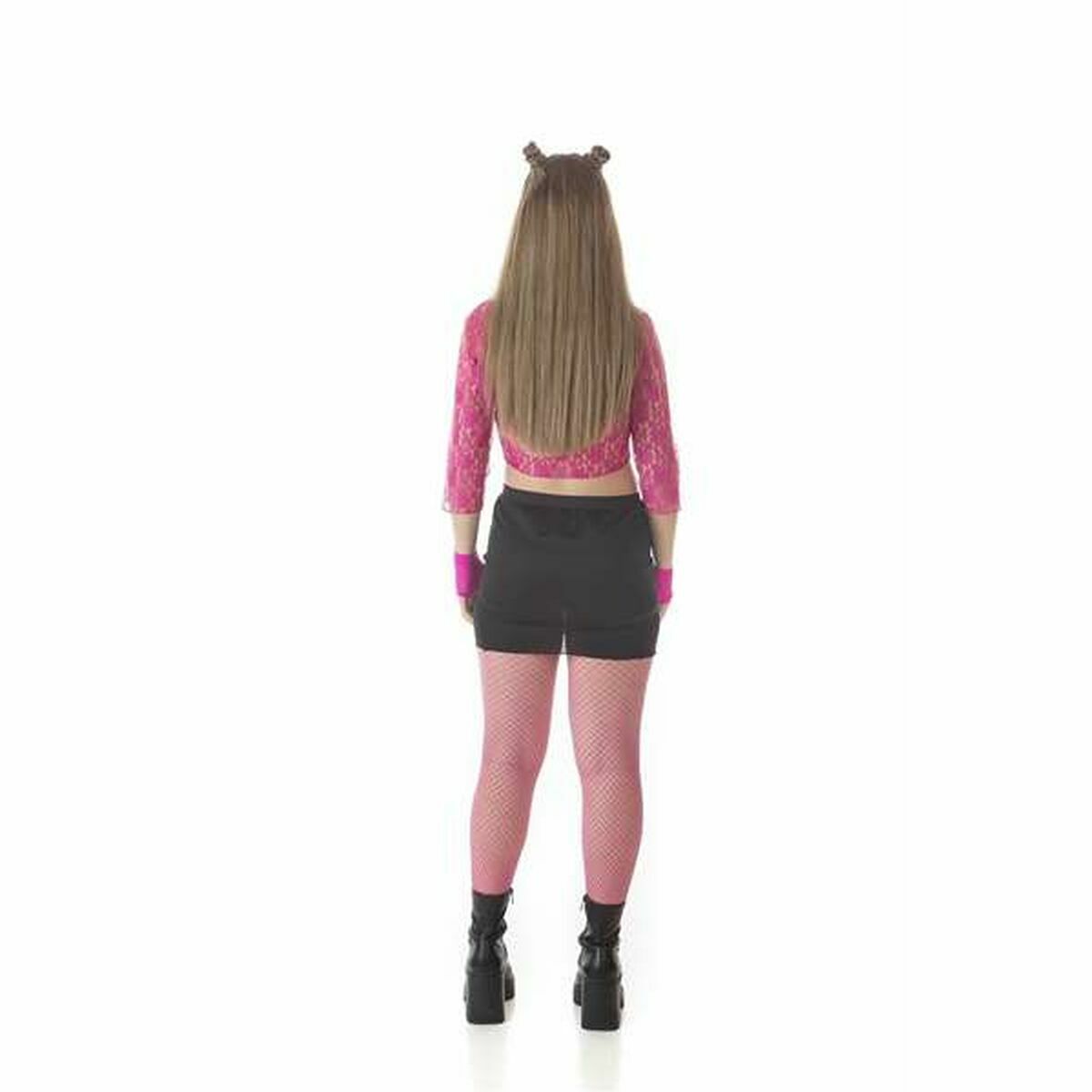 En kvinna sedd bakifrån, iklädd den rosa spetstoppen och den svarta minikjolen, med håret uppsatt i två tofsar.