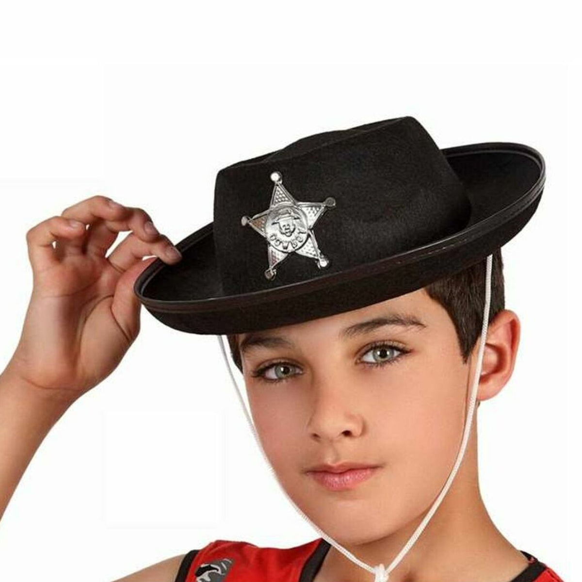 En svart cowboyhatt med en silverfärgad sheriffstjärna och en vit snodd under hakan, buren av ett barn för en cowboy- eller sheriff-look.