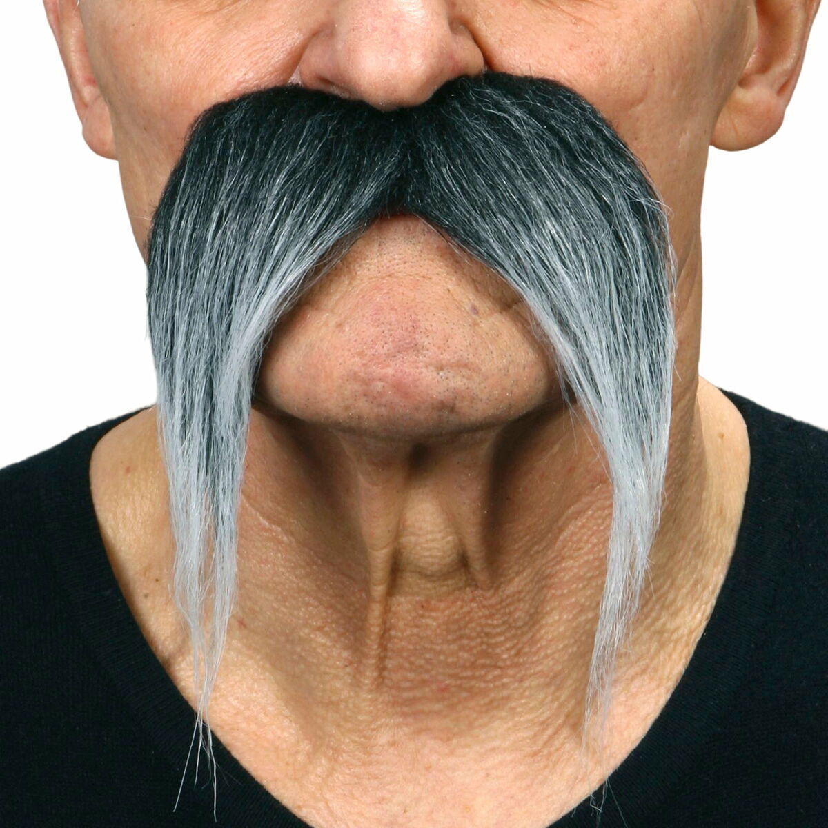 Närbild på en man som bär en stor, grå och svart mustasch med långa, hängande polisonger över överläppen.