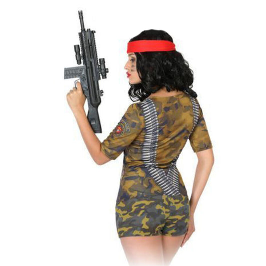 En kvinna sedd bakifrån, som visar baksidan av den kamouflagemönstrade tröjan med ett tryck av ett patronbälte.