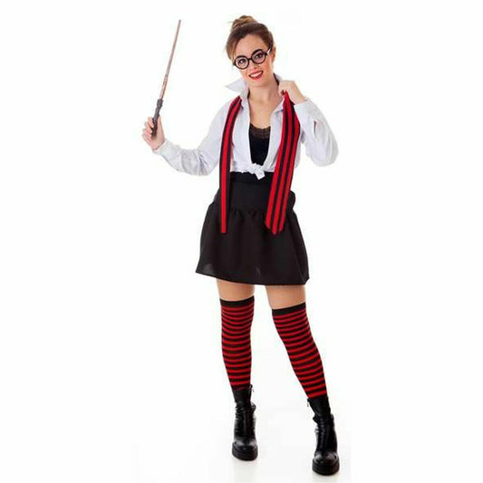 En kvinna i en maskeraddräkt som magisk skolflicka, med en vit skjorta, svart kjol och röd-svarta accessoarer.