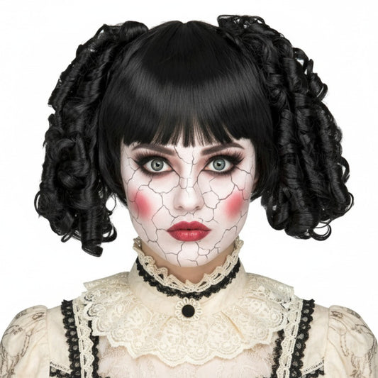 En kvinna med dramatisk dock-makeup bär en Kaxig Svart Peruk med en rak lugg och två stora, lockiga tofsar.