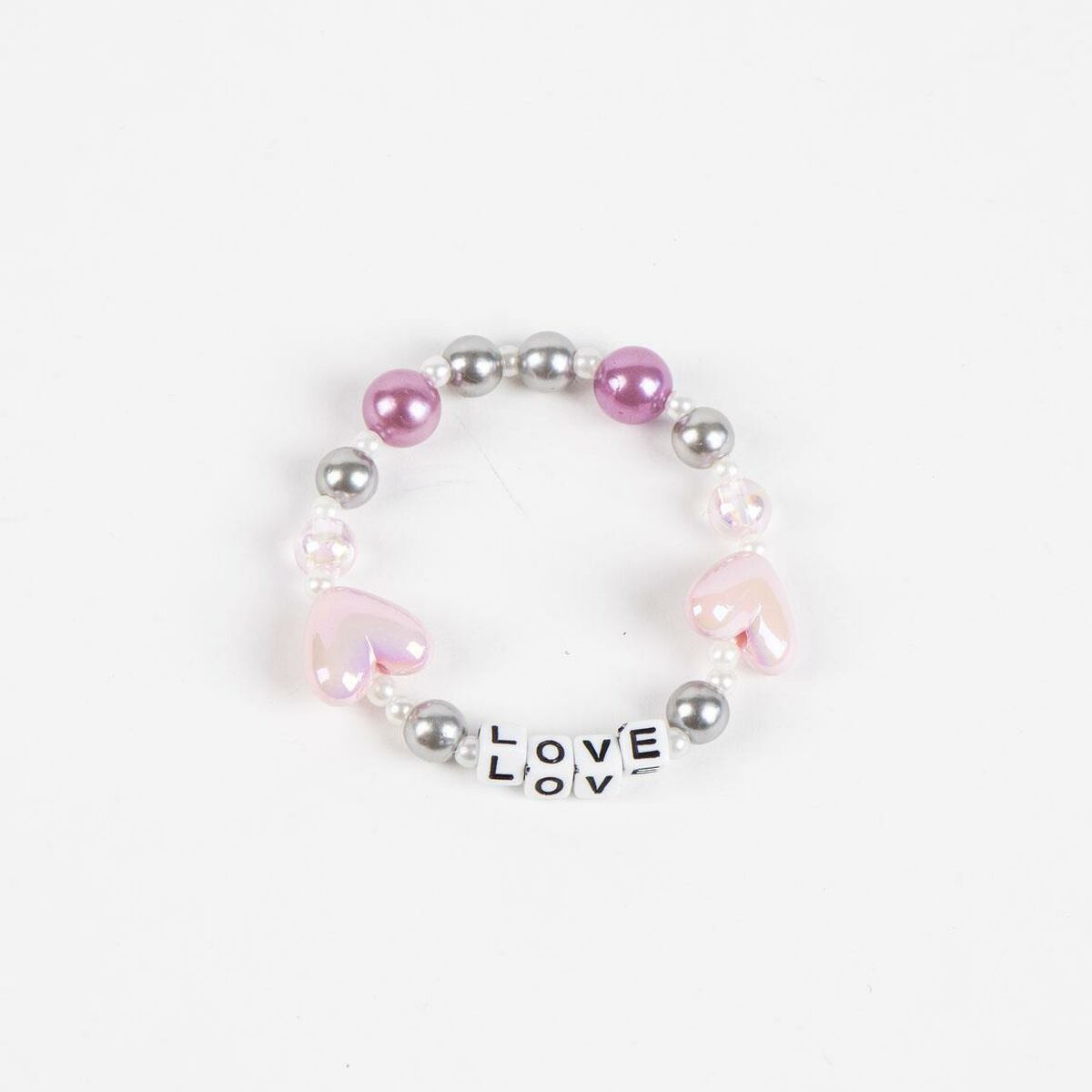 Det söta pärlarmbandet med rosa, vita och gråa pärlor samt bokstavspärlor som stavar "LOVE".