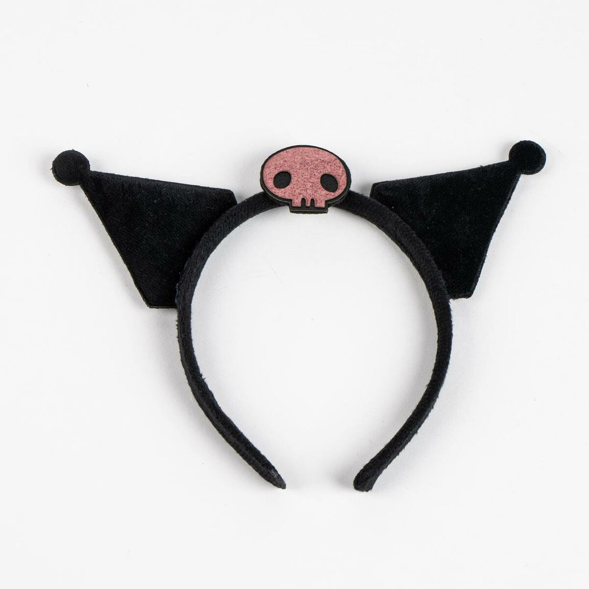 Det svarta Kuromi-diademet med de karaktäristiska öronen och en rosa, glittrig dödskalle i mitten.