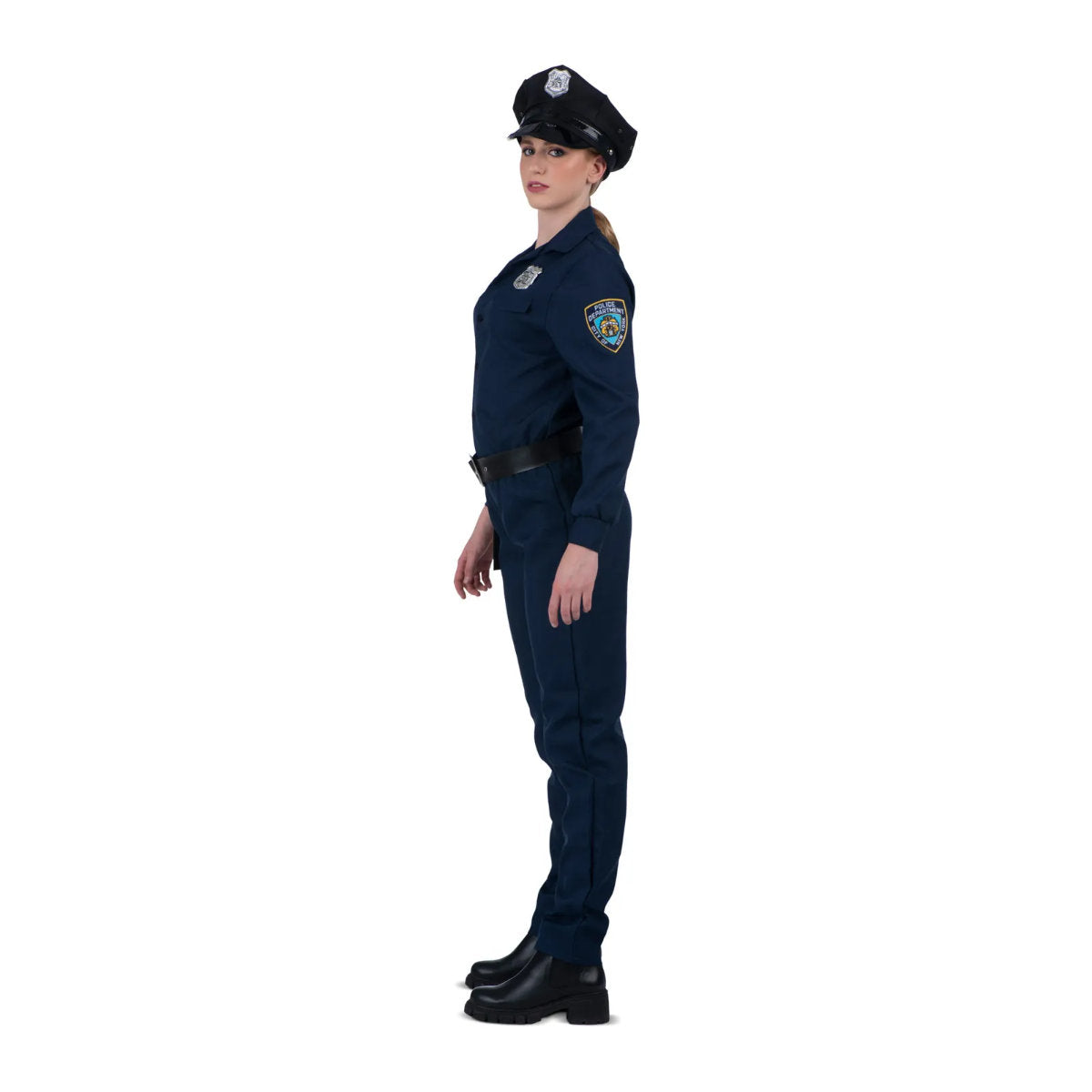 En kvinna står i profil och bär den mörkblå polisuniformen med bälte och hölster.