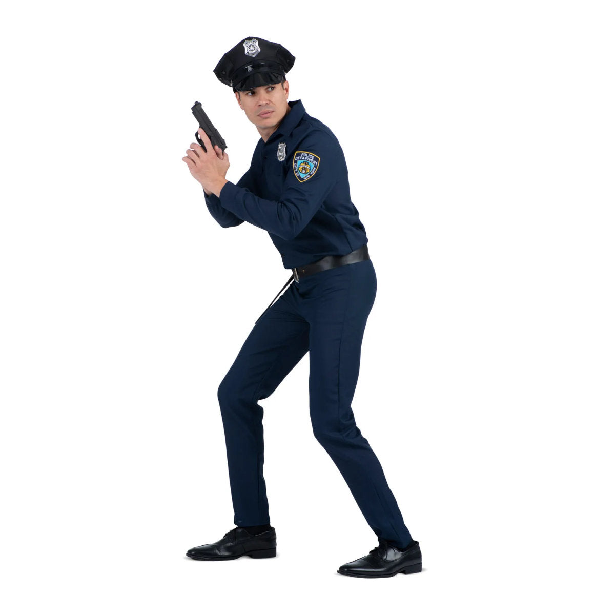 En man i polisuniformen hukar sig och håller i en leksakspistol, redo för action.