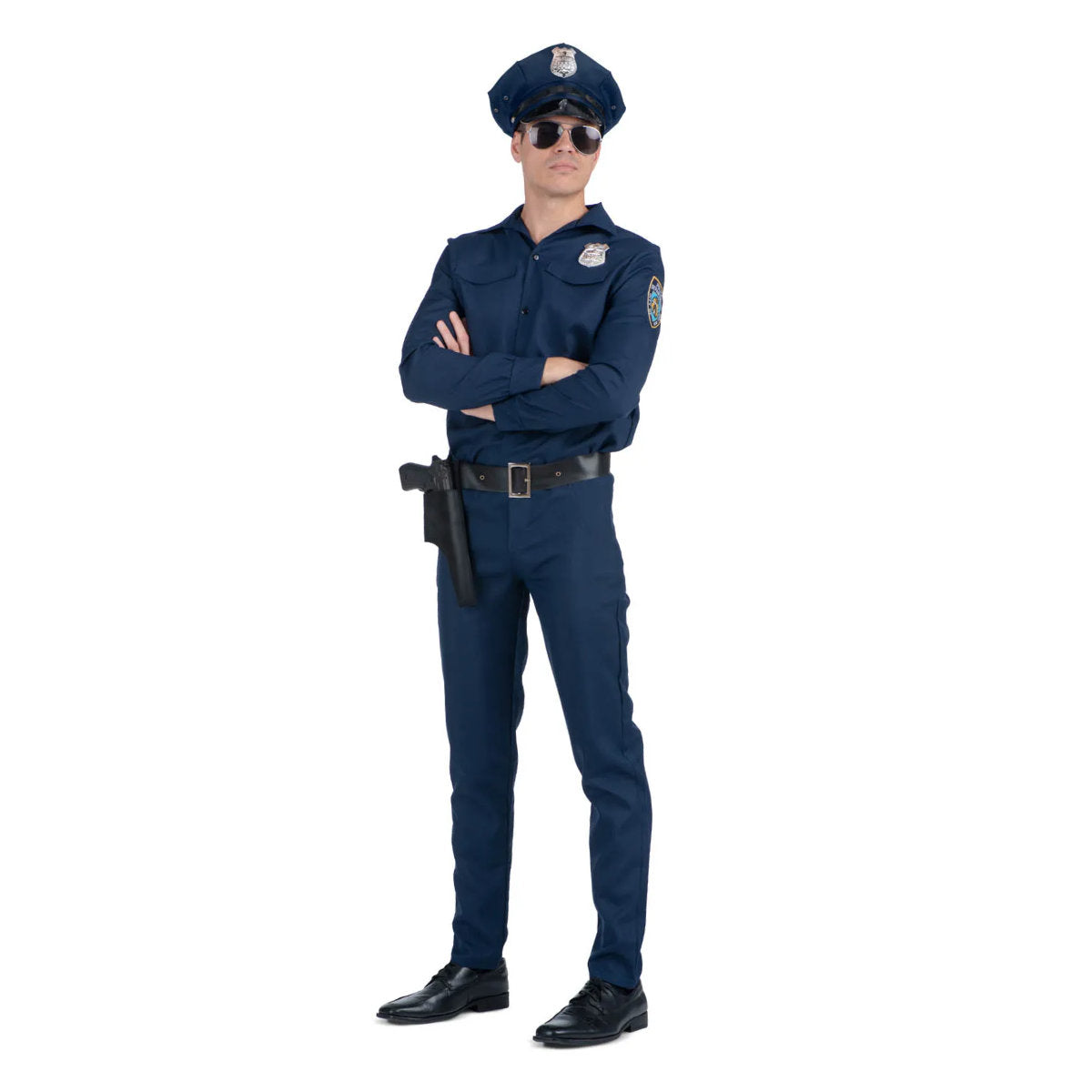 En man med pilotglasögon och armarna i kors poserar i den kompletta amerikanska polisdräkten.
