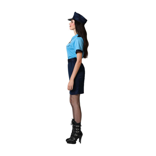 En kvinna står i profil och bär den figurnära, blåa polisuniformen med kjol och hatt.