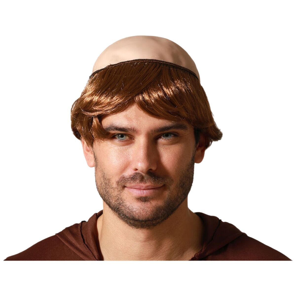 En leende man bär en Klassisk Brun Munkperuk med en flintskallig hjässa och en krans av brunt hår.