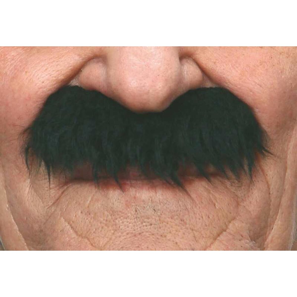 En man bär en klassisk, tjock och buskig svart lösmustasch.