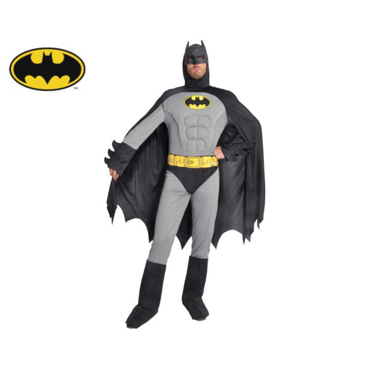 En man poserar i en Klassisk Grå Batman Maskeraddräkt, officiell Batman-logga i hörnet av bilden.