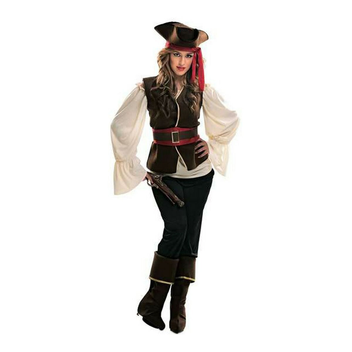 En kvinna poserar självsäkert i en komplett, klassisk piratdräkt för damer, bestående av en vit skjorta, brun väst, svarta byxor, ett rött bälte och en stor pirathatt.