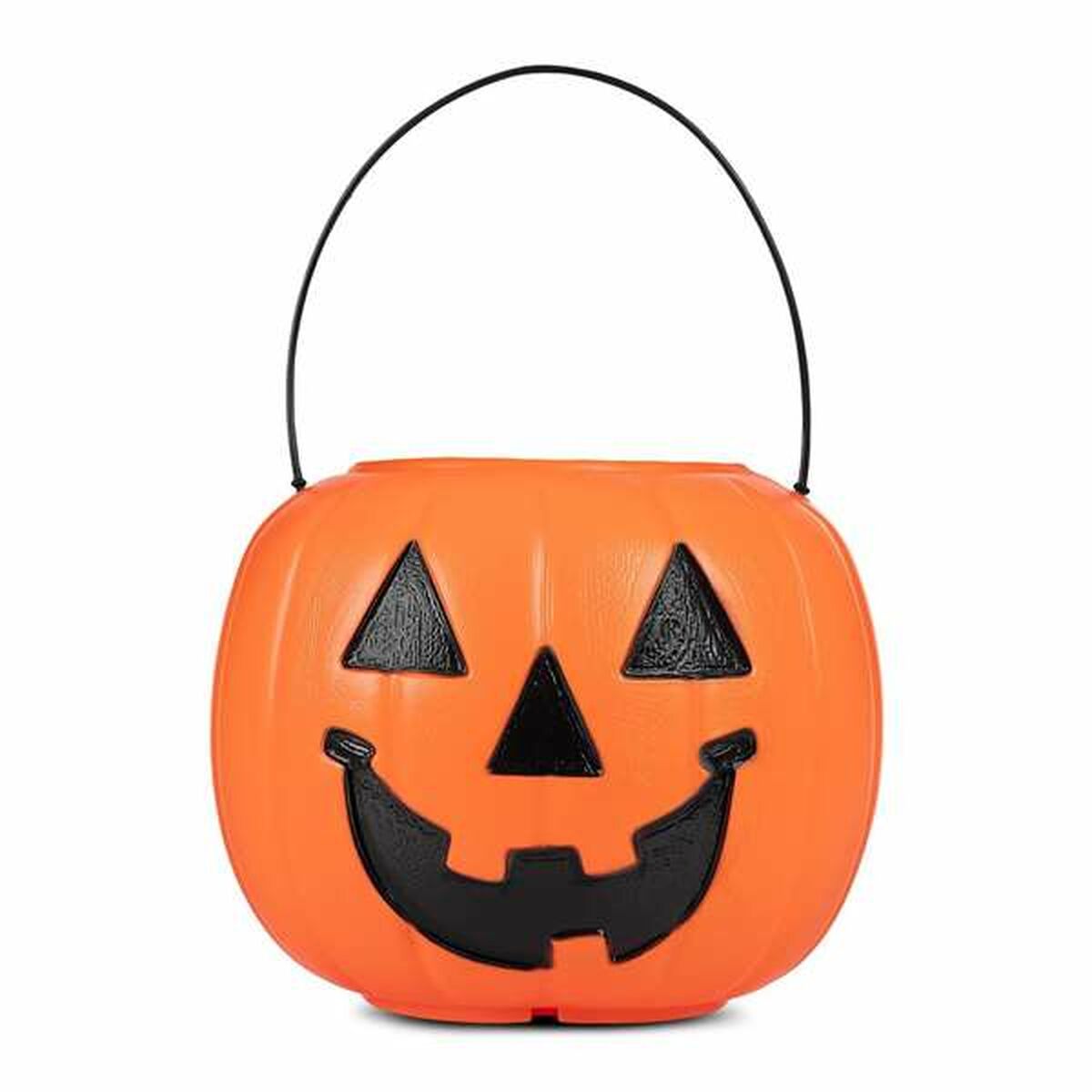 En klassisk, orange, pumpa-formad godishink i plast med ett glatt, svart jack-o'-lantern-ansikte och ett tunt, svart handtag.