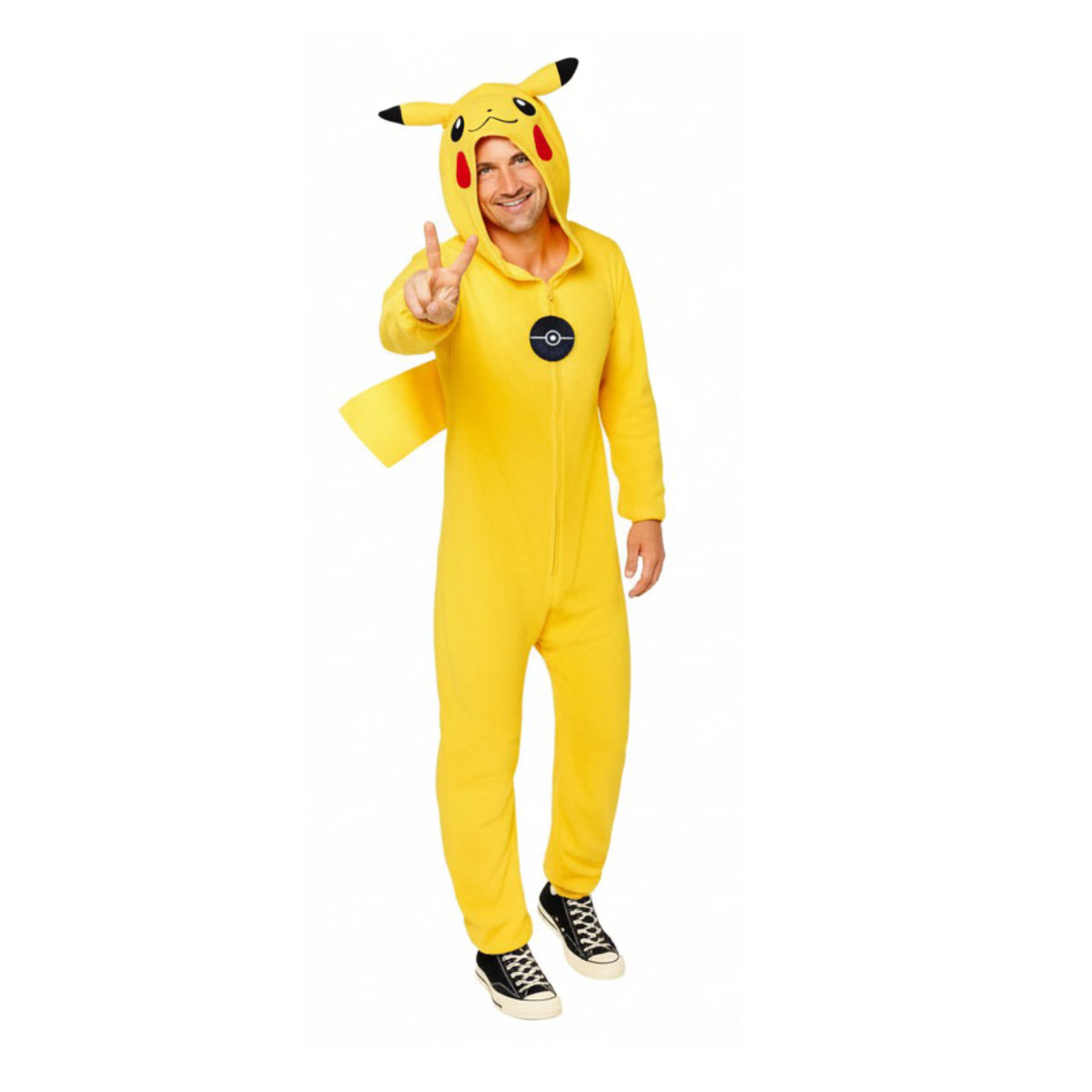 En glad man gör ett peace-tecken och bär en Klassisk Pikachu Jumpsuit med en huva med öron och en svans.