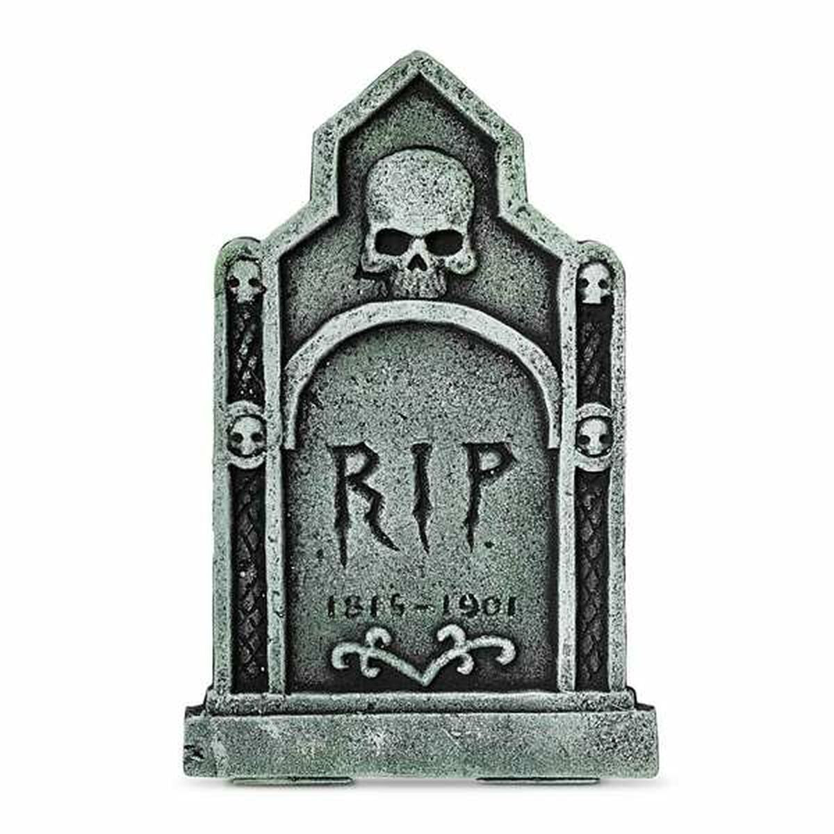 En Klassisk R.I.P.-Gravsten i mörkgrå frigolit med en stor dödskalle på toppen och flera små på sidorna.
