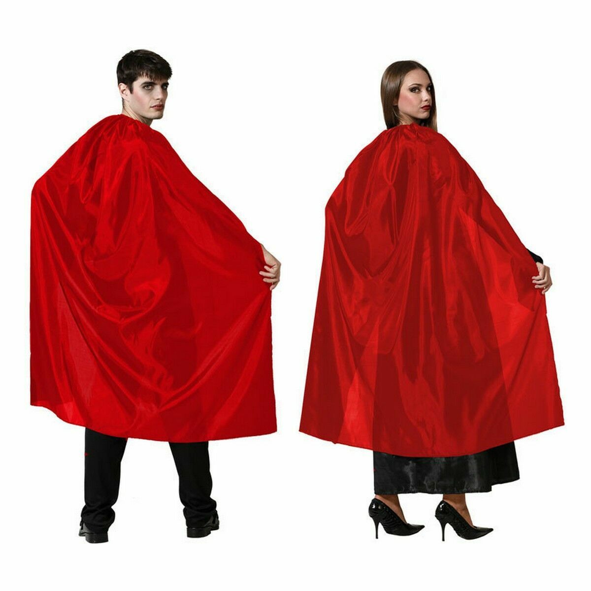 En man och en kvinna som visar upp en klassisk, lång röd cape utan huva, perfekt som en mångsidig maskeradaccessoar.