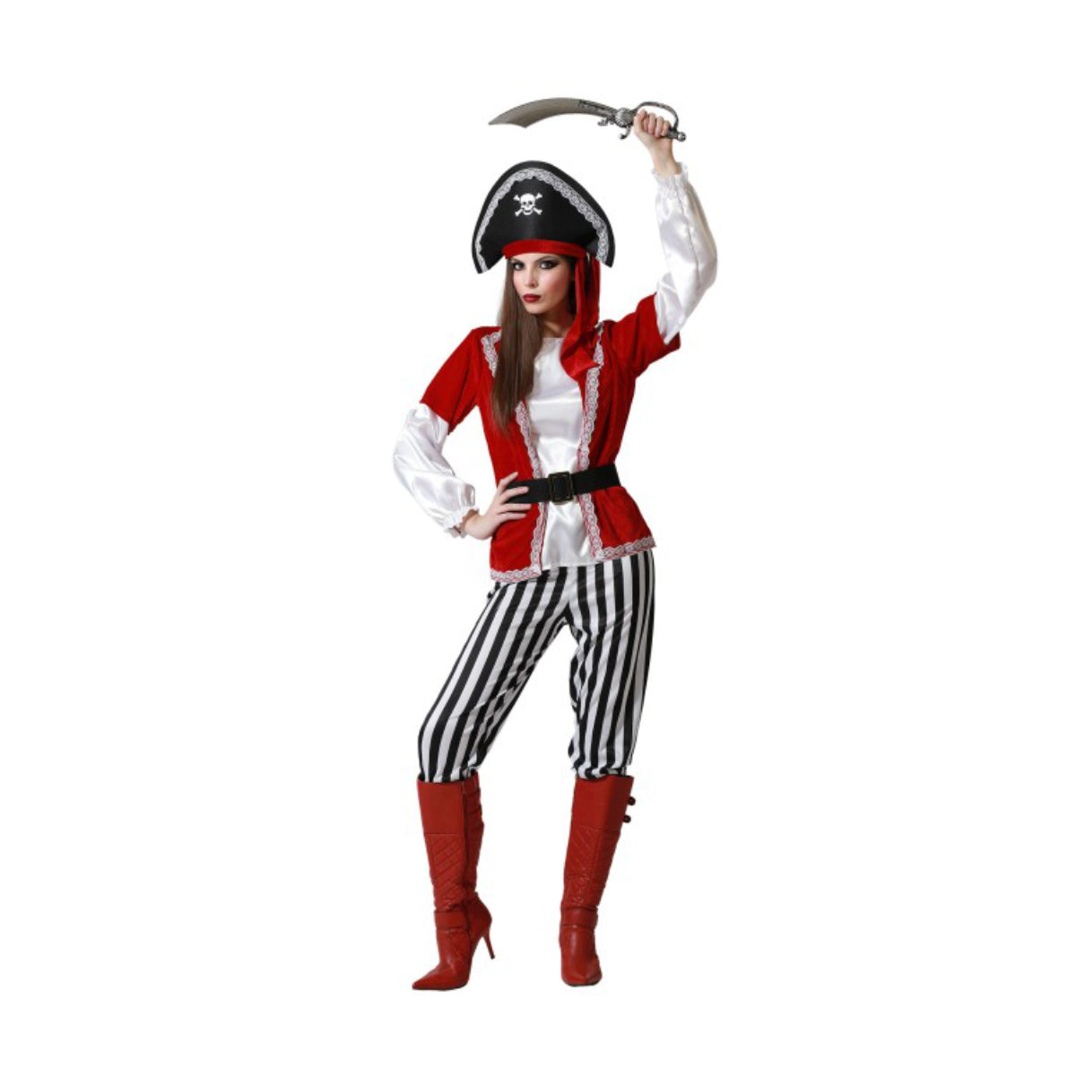 En kvinna poserar med ett svärd i den kompletta röda och randiga piratdräkten.