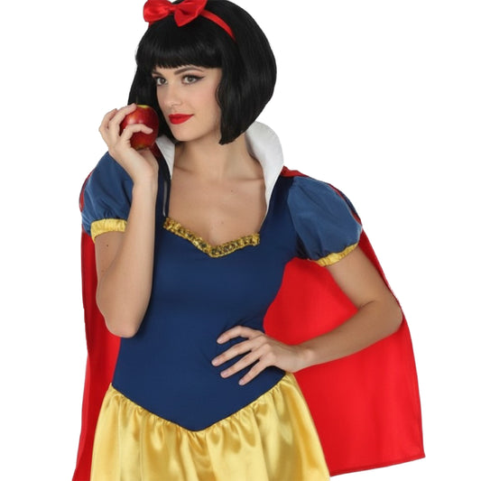 Närbild på en kvinna som poserar i en komplett, Klassisk Sagoprinsessa Dräkt som liknar snövit och håller i ett rött äpple.