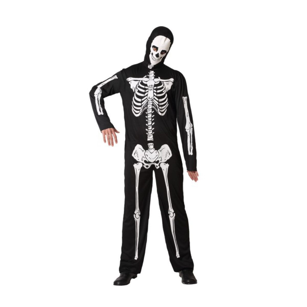 En man poserar i en svart skelett jumpsuit med ett vitt, anatomiskt korrekt skelettryck och en huva med dödskallemask.
