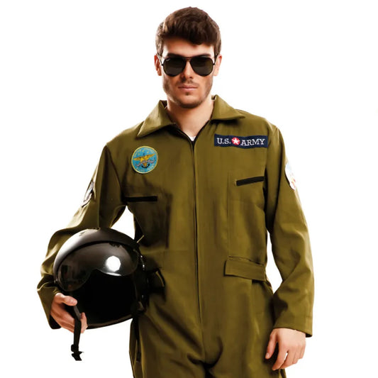 En närbild på en man i stridspilot-overallen som håller i en pilothjälm.