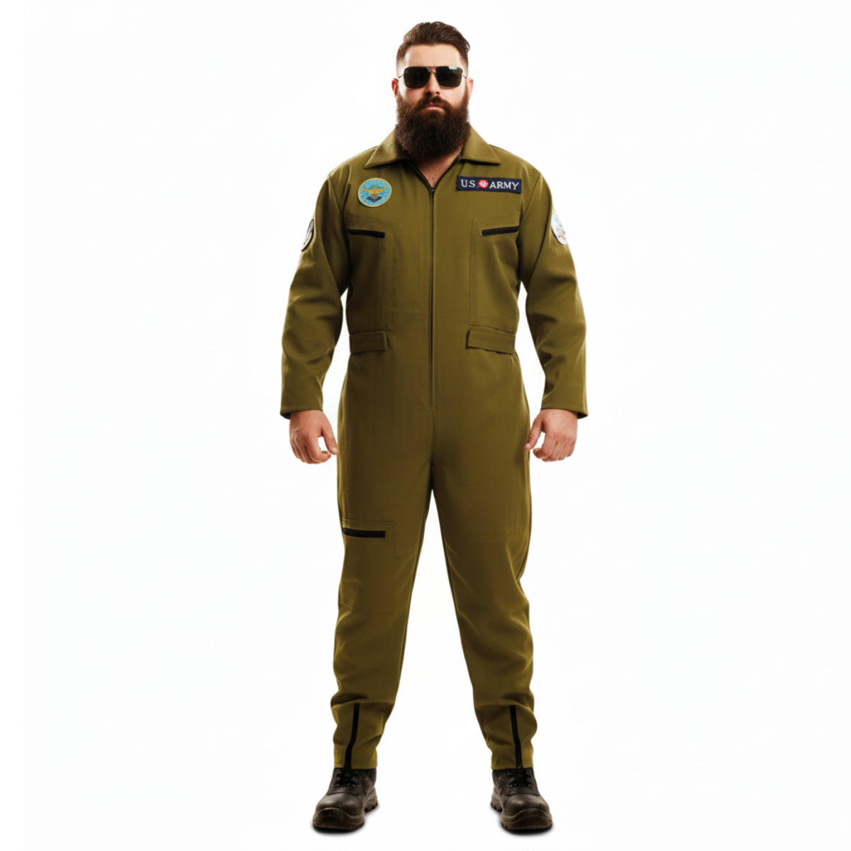 En man med skägg poserar i en Klassisk Top Gunner Overall i storlek XL.