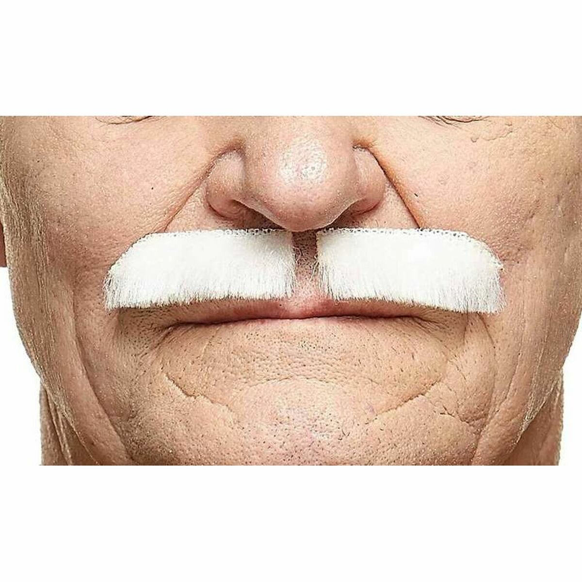Närbild på en persons ansikte med en tjock, vit, självhäftande mustasch fäst över överläppen.