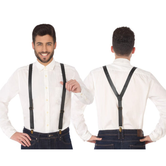 En leende man som visar fram och baksida av de svarta, Y-formade hängslena i läderimitation.