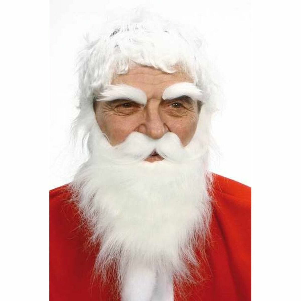 En man utklädd till jultomten i röd dräkt, bär ett komplett set med vitt, fluffigt hår, ett stort vitt skägg, mustasch och buskiga vita ögonbryn.