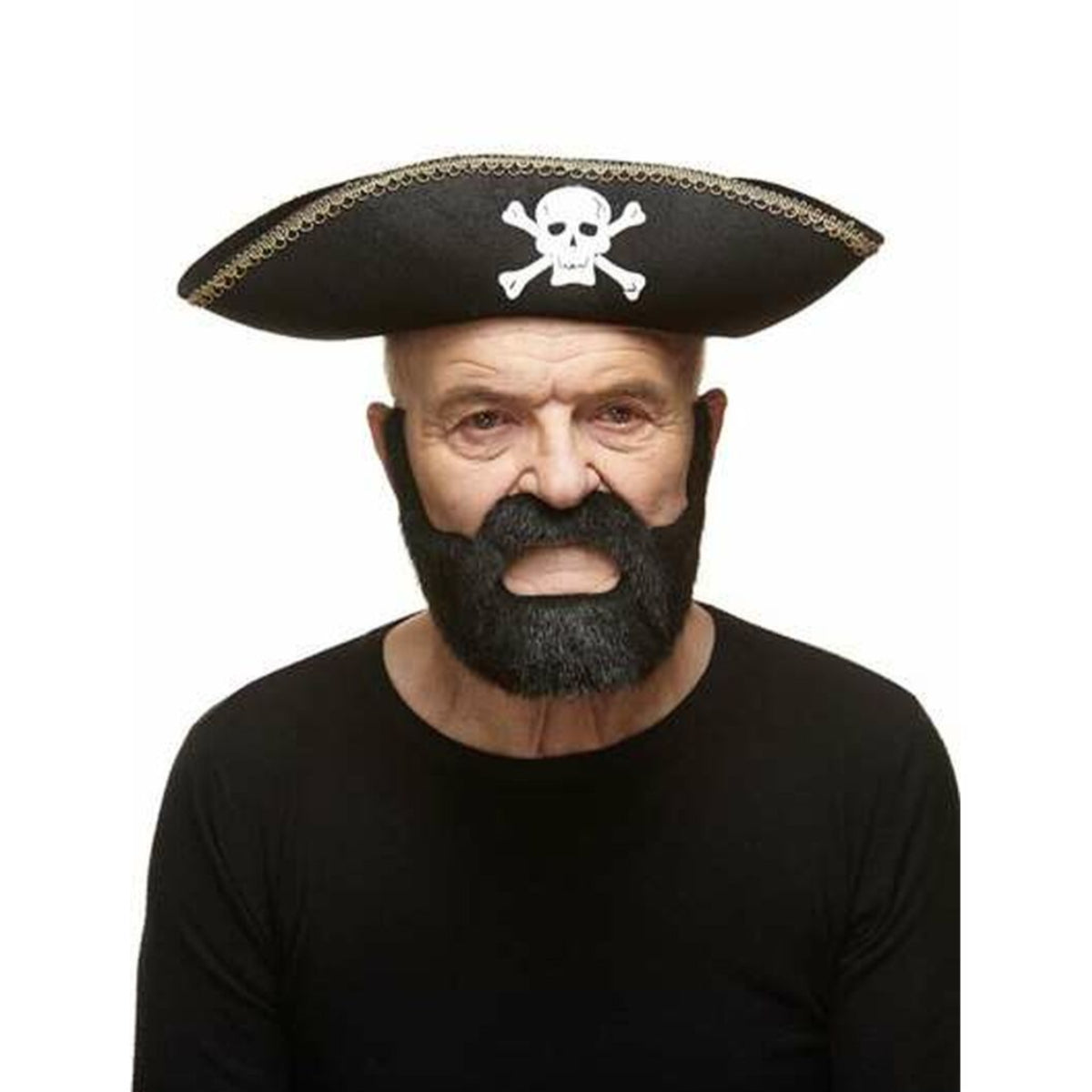 En äldre man bär ett Klassiskt Svart Kapten-Skägg med Mustasch och en pirathatt med en dödskallesymbol.
