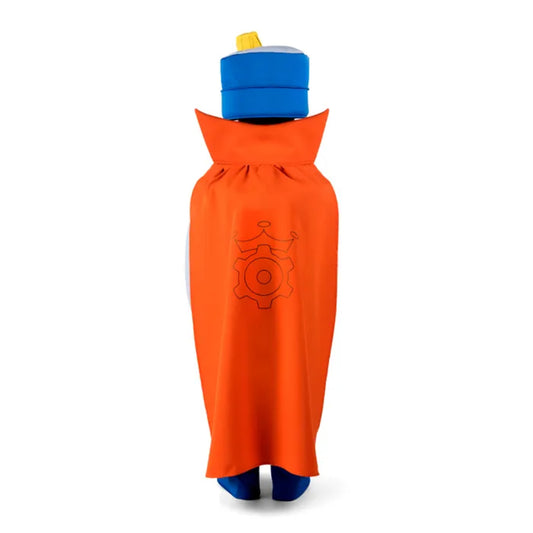 Baksidan av Mr King maskeraddräkten, som tydligt visar den orangea manteln med dess kugghjulssymbol och den höga kragen.