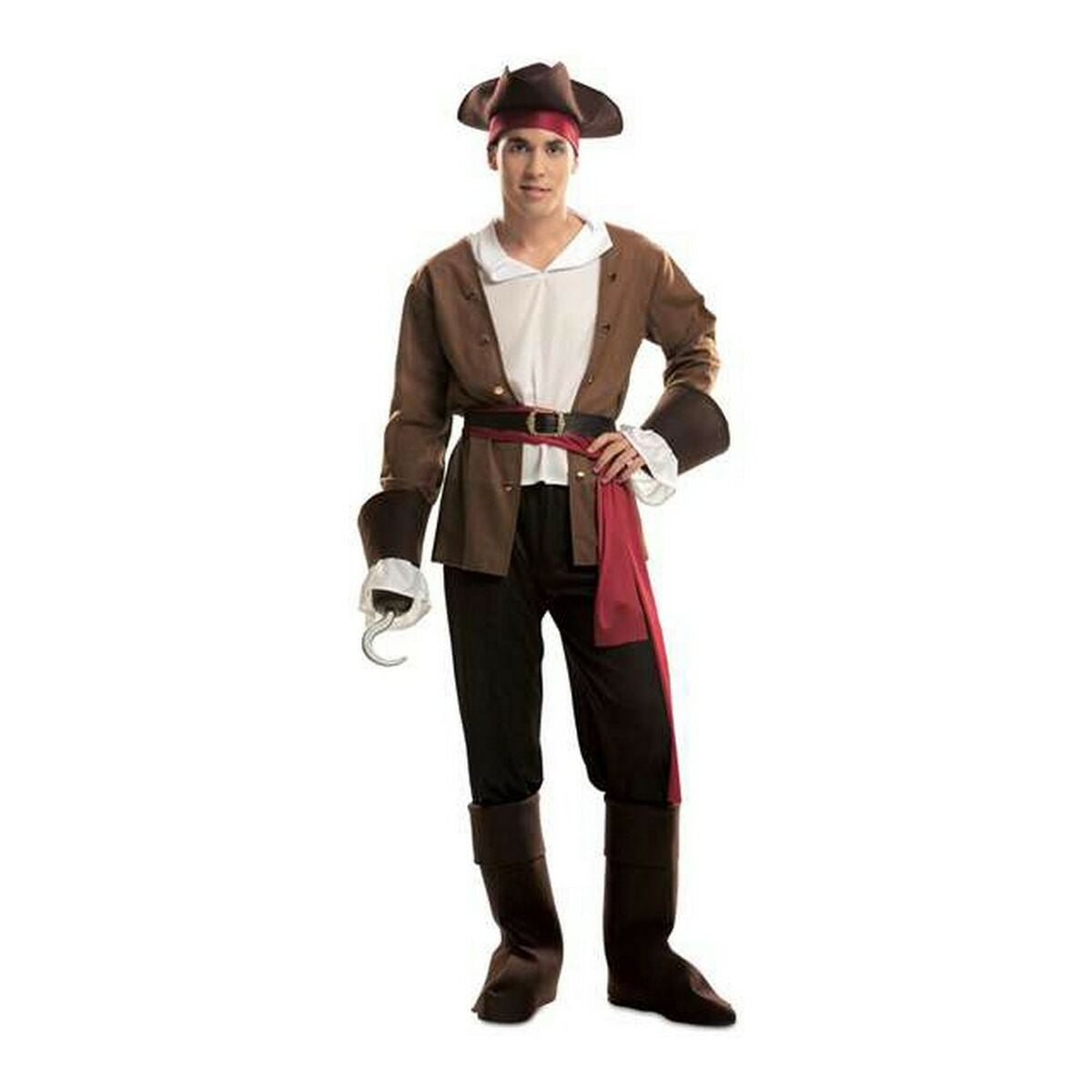 En man poserar i en komplett piratdräkt, bestående av en brun jacka, vit skjorta, svarta byxor, ett rött skärp, en pirathatt och en silverfärgad krokhand.