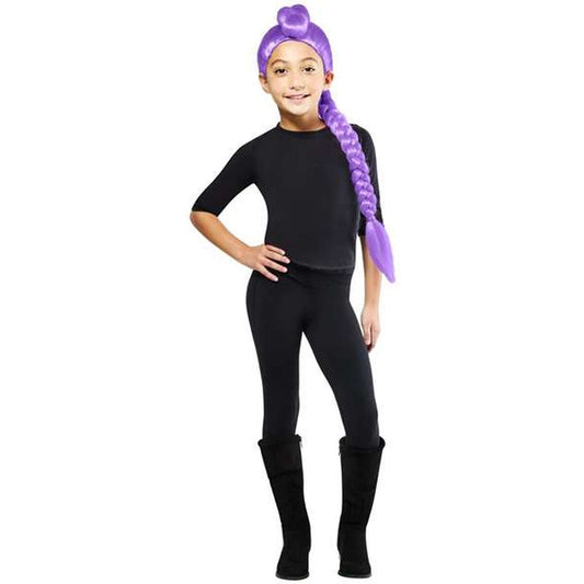 En flicka framifrån iklädd den officiella lila Rumi-peruken med en lång fläta som hänger över axeln.