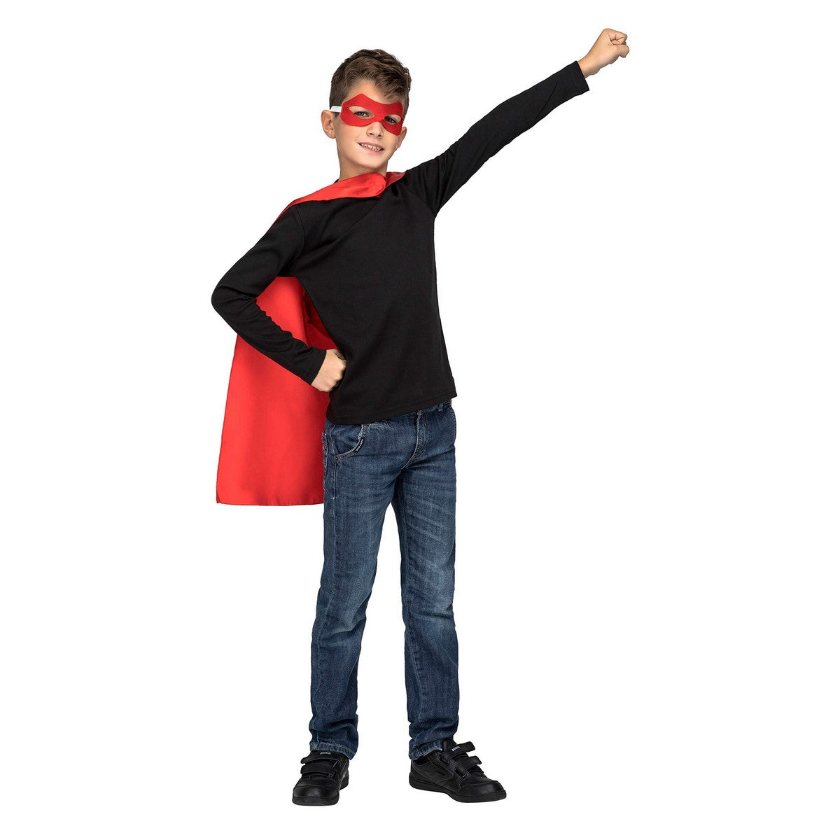 En pojke poserar som en superhjälte med armen uppsträckt, klädd i ett rött superhjälte-kit med cape och ögonmask.