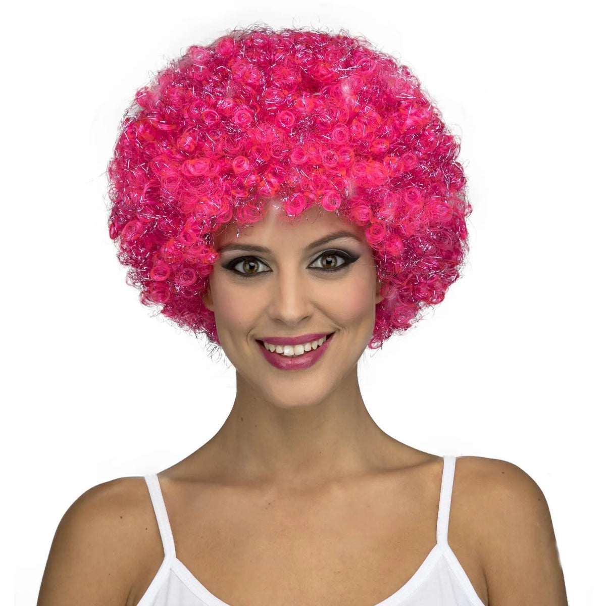 Person med kort krullig rosa peruk med glitter och volym, perfekt till disco, maskerad eller clowntema.