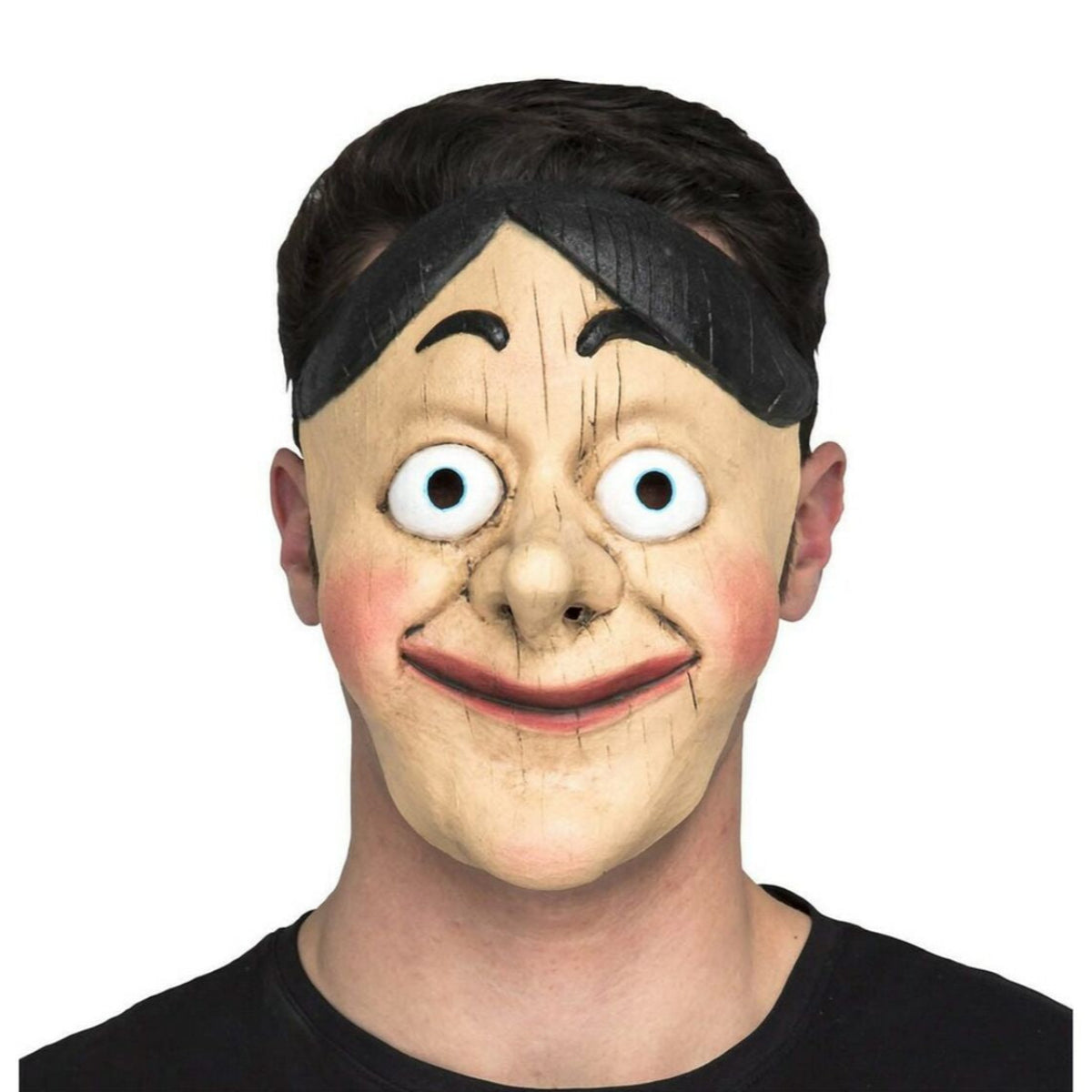 Närbild på en person som bär en kuslig buktalar-docka mask med trä-liknande yta och stora, stirrande ögon.