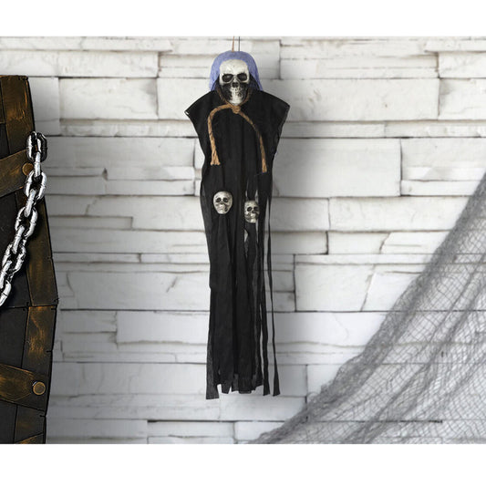 Den kusliga dödskalle-fången hängandes mot en vit tegelvägg bredvid en kista, vilket skapar en läskig halloween-scen.