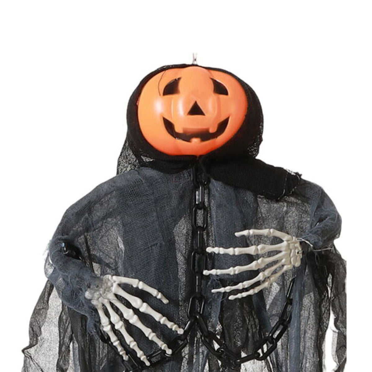 Närbild på En hängande halloweendekoration som föreställer en kuslig pumpaväktare med ett pumpahuvud, svarta, trasiga kläder och skeletthänder.