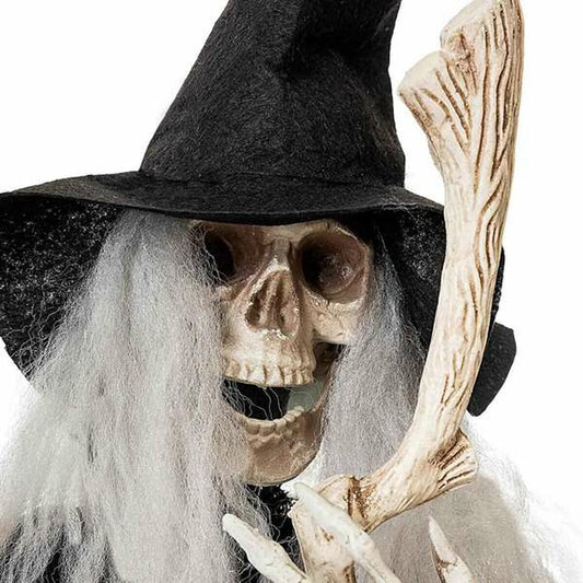 En närbild på skelett-häxans ansikte, som visar dödskallen, det vita håret och den svarta, spetsiga hatten.