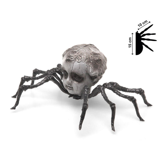 En kuslig halloweendekoration i form av en svart spindel med ett gammalt dockhuvud, med måtten 15 cm i höjd och 10 cm i bredd.