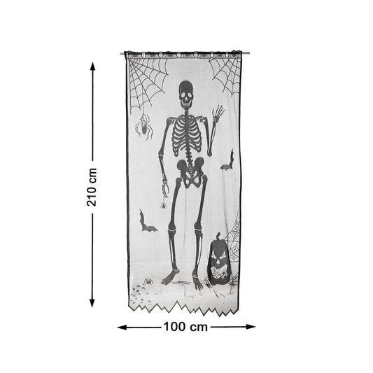 En kuslig, svart spetsgardin med ett stort skelettmotiv, som visar dess mått på 210 cm x 100 cm.