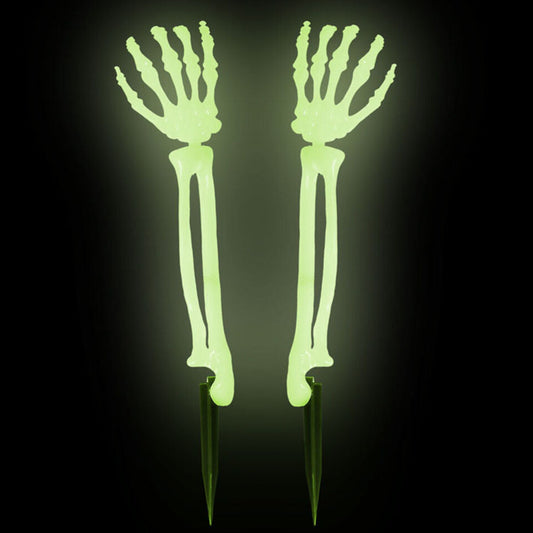 Ett par kusliga, självlysande skelettarmar som glöder med ett spöklikt grönt sken i mörkret.