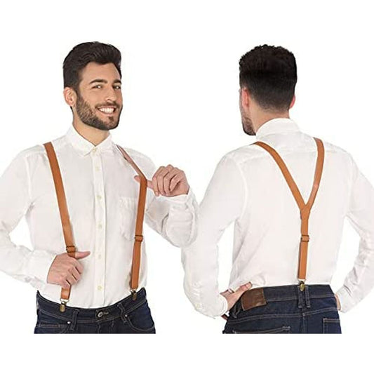 En leende man som visar fram och baksida av de bruna, Y-formade hängslena i läderimitation, med en "High Quality"-stämpel.