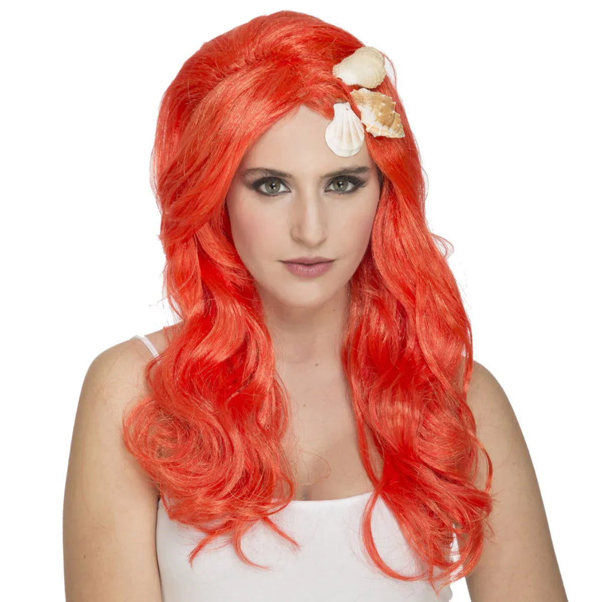 Kvinna som bär en lång, vågig och intensivt orange peruk med dekorativa snäckskal, stylad för en sjöjungfru-look.